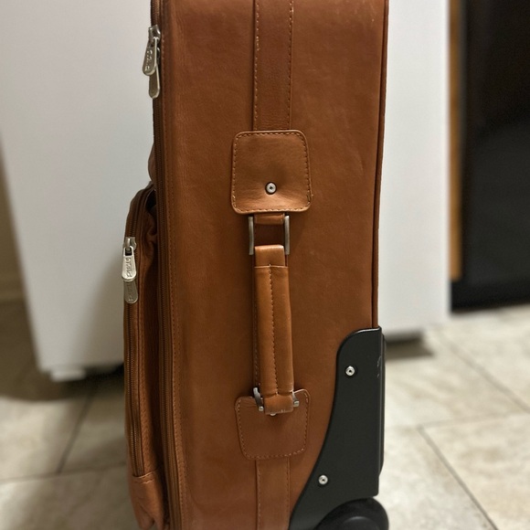 Piel Leather 22" Wheeled Traveler - Picture 6 of 7